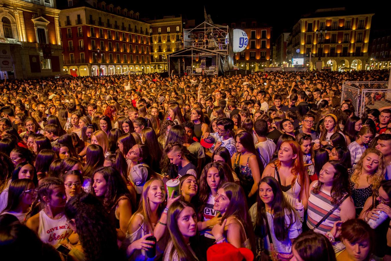 El cantante sevillano, poeta con millones de reproducciones en Youtube, tomó la lección de sus canciones a miles de fieles vallisoletanos