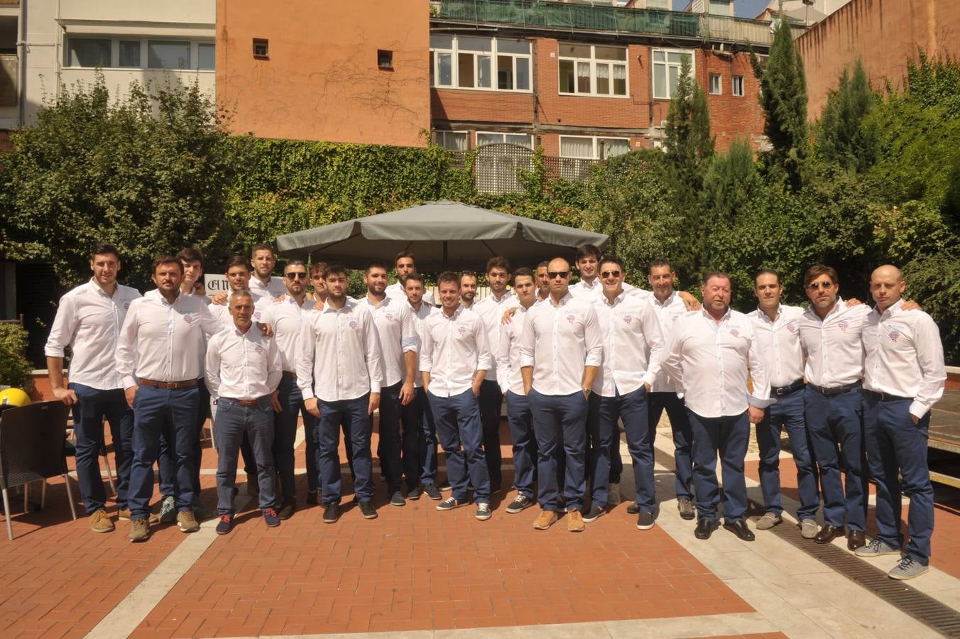 La plantilla del equipo de balonmano Recoletas Atlético Valladolid posa durante el aperitivo.