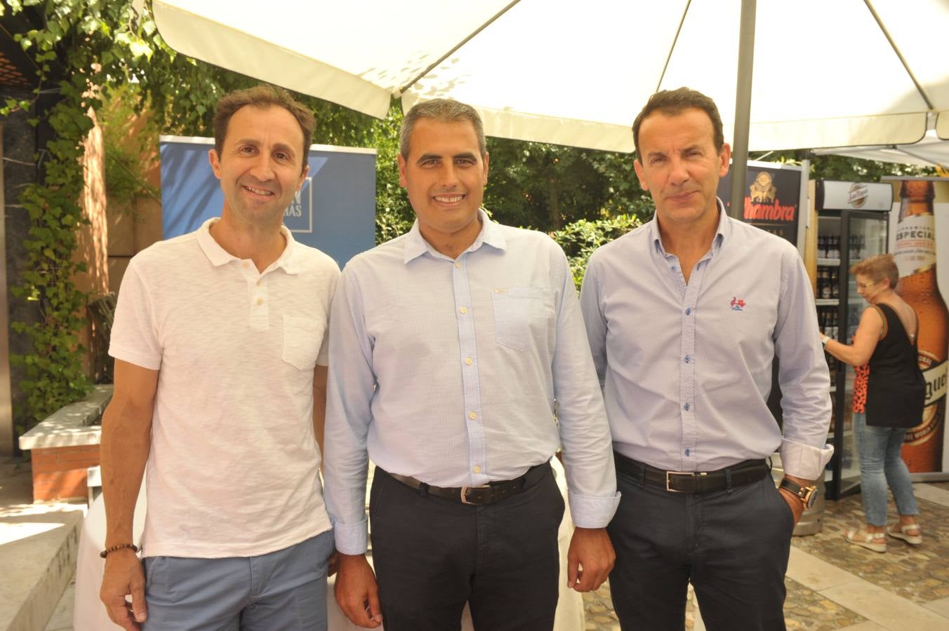 Ignacio Carnicero (Muebles Victoria) con Víctor Ramírez y Miguel Ángel Aguarón, de DKVSeguros.