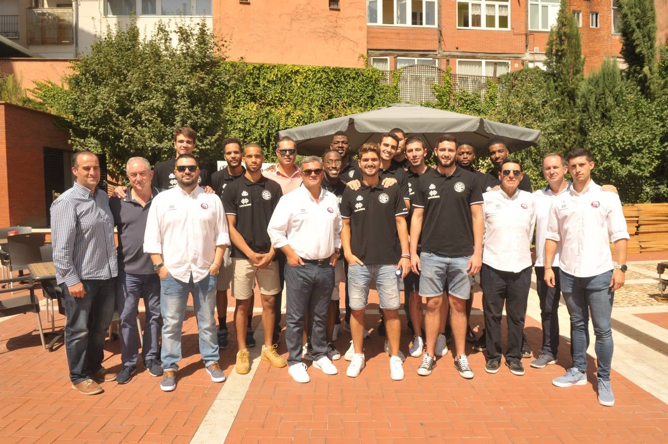 La plantilla y el equipo técnico del equipo de baloncesto Carramimbre Ciudad de Valladolid posa con el redactor de El Norte Víctor Borda.