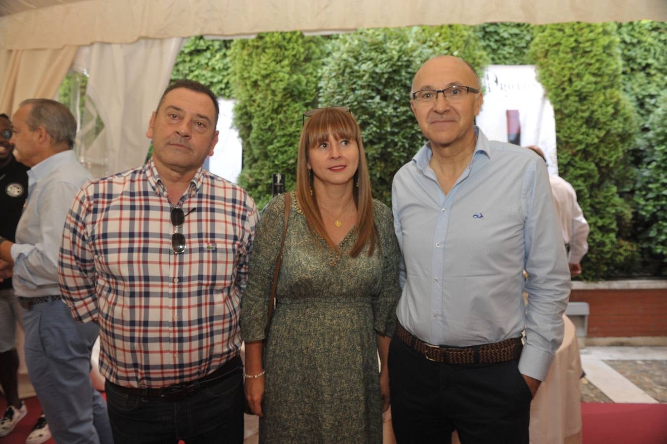 Carlos Ramírez y Mónica Martínez, de Asofer, con Ramiro Ruiz Medrano, vicepresidente primero de las Cortes.