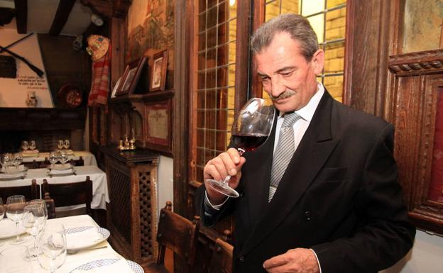 Pablo Martín, jefe de sala y sumiller del Mesón Cándido, en Segovia. 