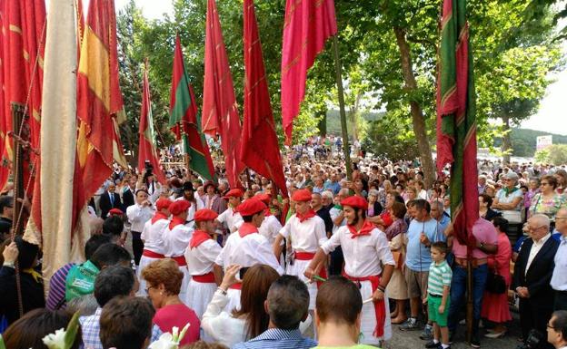 Un grupo de danzantes en la ermita de la Virgen del Valle de Saldaña. 