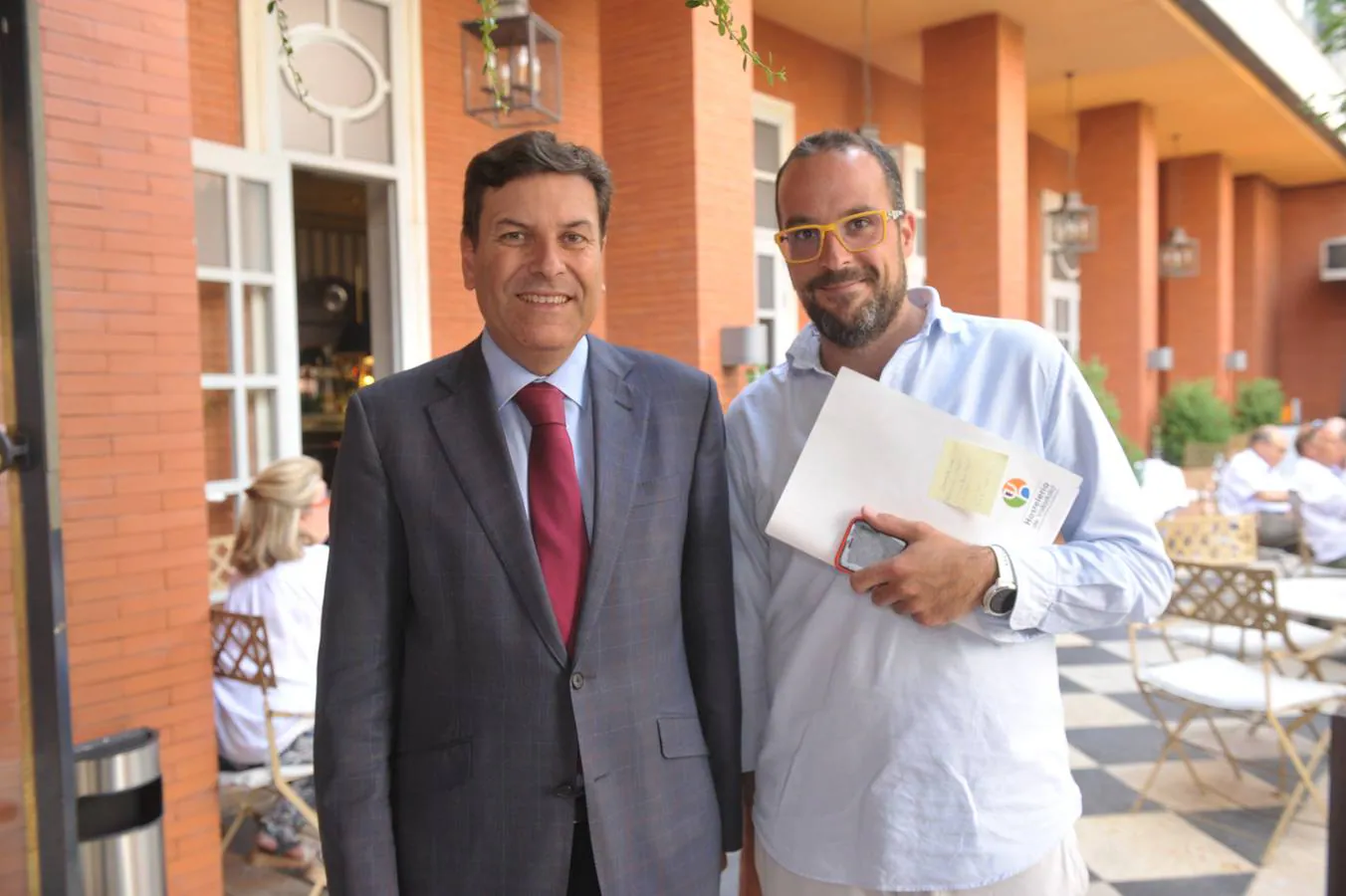 Carlos Fernández Carriedo, consejero de Empleo, y Jacobo González, gerente de la Asociación de Hostelería.