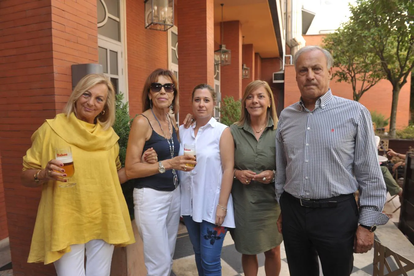 Pilar Calleja, Juana María Hernanz, Iciar Fernández, Mercedes Pérez y Jesús González, de Inmobiliaria Metro.