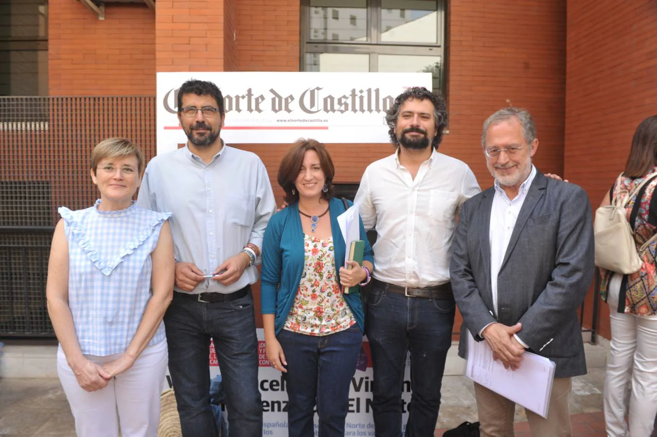 Los concejales de Toma la Palabra posaron con el máximo responsable de IU en la región. Rosalba Fonteriz, Alberto Bustos, María Sánchez, José Sarrión y Manuel Saravia. 