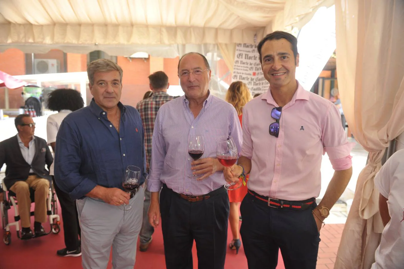 El director general de El Norte, Ángel de las Heras, con Carlos Moro y Roberto Sanz, de Bodegas Matarromera.