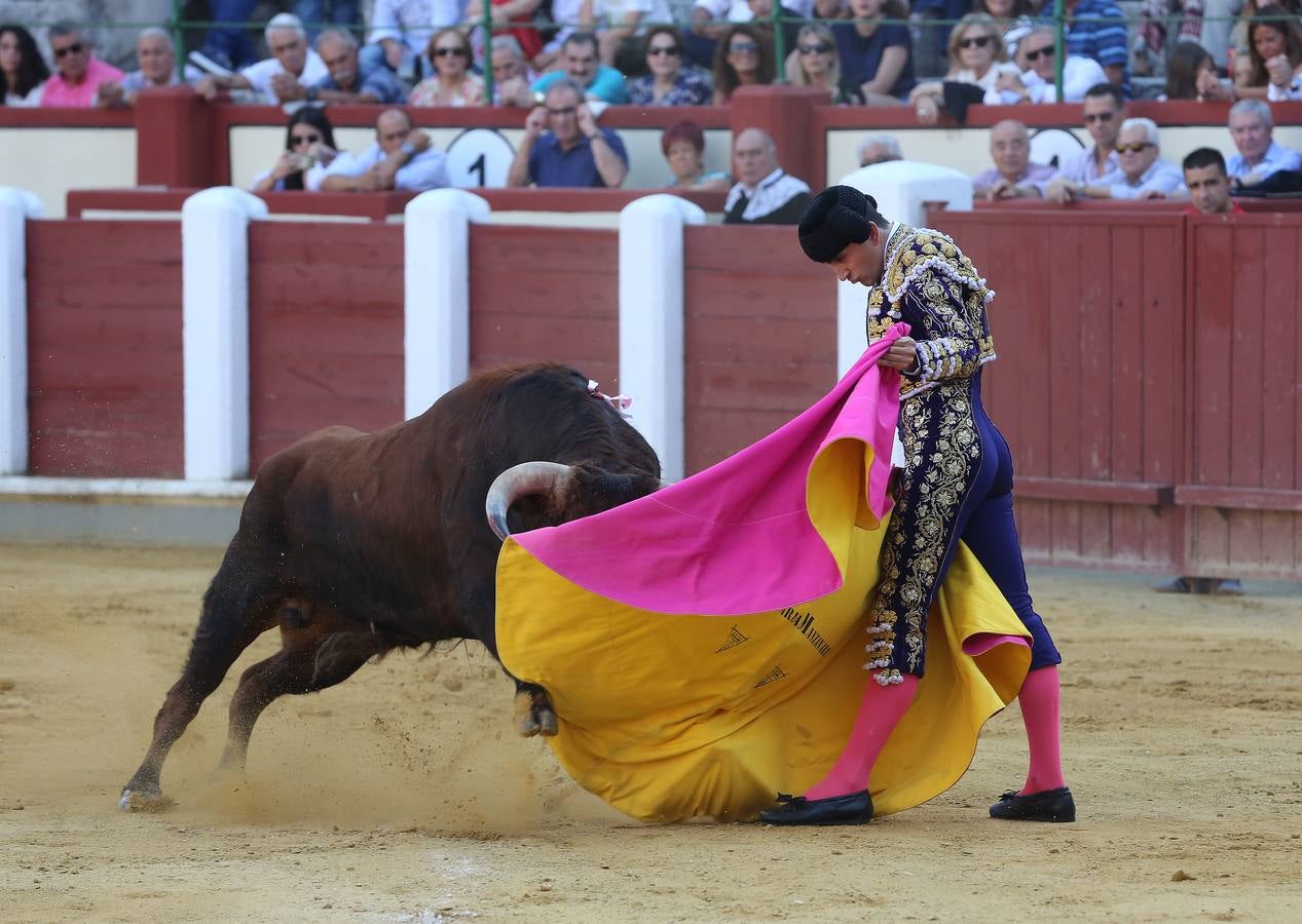 El navarro cortó tres orejas; Alfonso Ortiz se fue de vacío y Darío Domínguez escuchó tres avisos