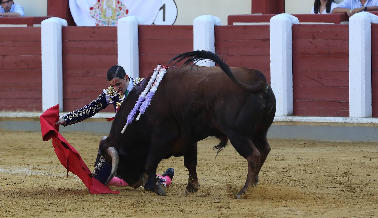 El navarro cortó tres orejas; Alfonso Ortiz se fue de vacío y Darío Domínguez escuchó tres avisos