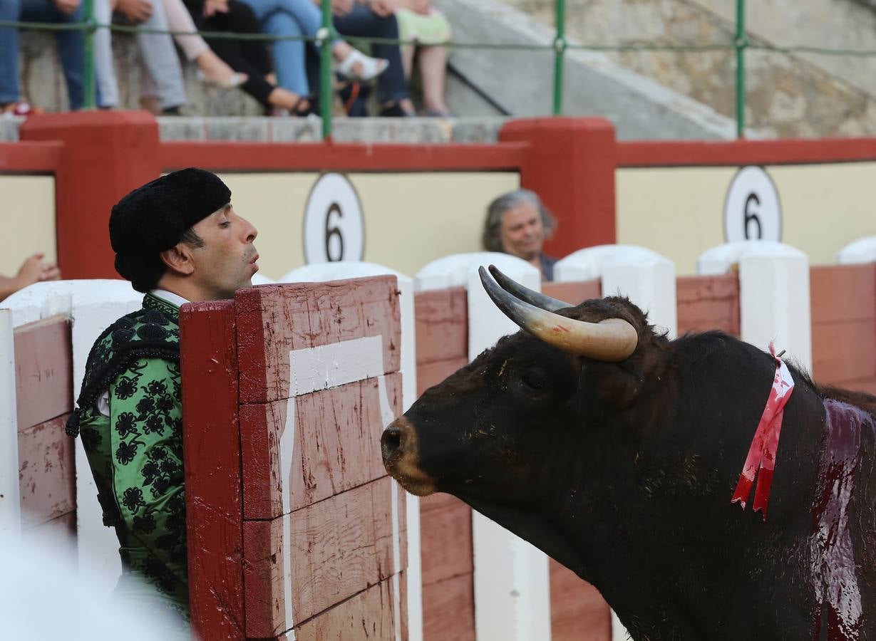 El navarro cortó tres orejas; Alfonso Ortiz se fue de vacío y Darío Domínguez escuchó tres avisos