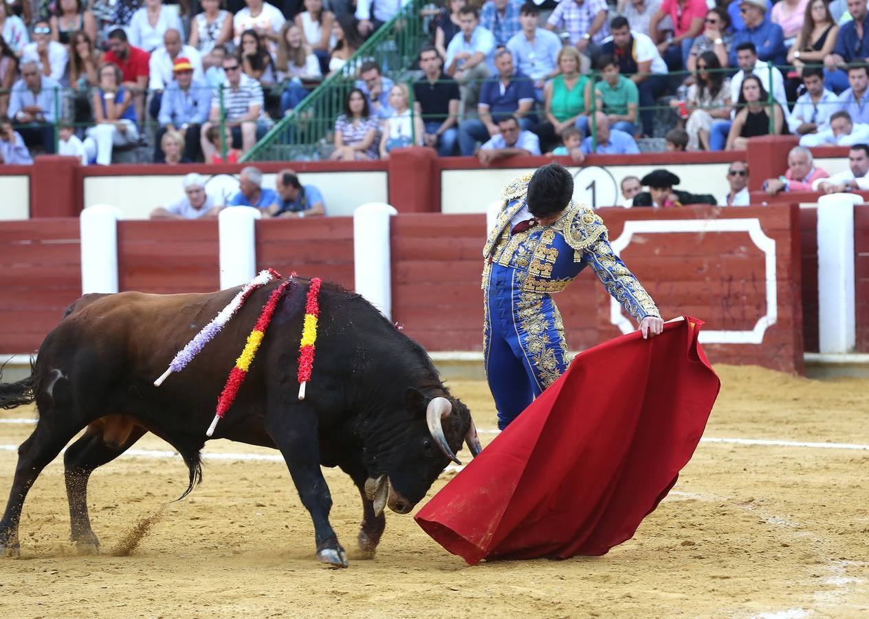 El navarro cortó tres orejas; Alfonso Ortiz se fue de vacío y Darío Domínguez escuchó tres avisos