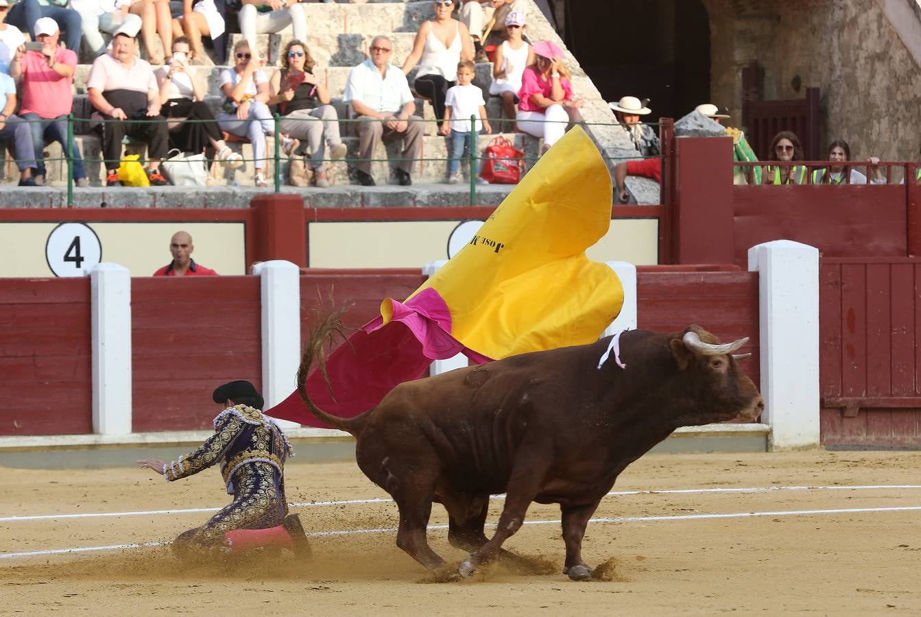 El navarro cortó tres orejas; Alfonso Ortiz se fue de vacío y Darío Domínguez escuchó tres avisos
