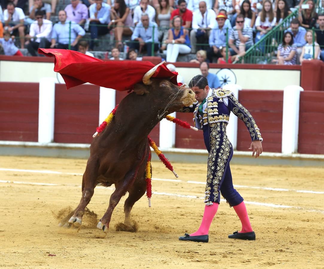 El navarro cortó tres orejas; Alfonso Ortiz se fue de vacío y Darío Domínguez escuchó tres avisos