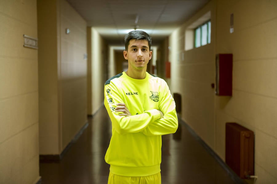 Nico Rolón, jugador del Naturpellet Segovia, en el pasillo de entrada a los vestuarios del pabellón Pedro Delgado.