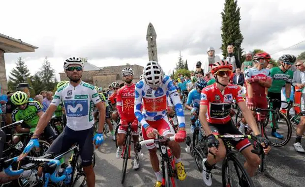 El líder de la clasificación individual, el británico Simon Philip Yates (d); el líder de la clasificación de la Montaña, Luis Ángel Mate (c), y el líder de la clasificación combinada, Alejandro Valverde (i), momentos antes de tomar la salida de la undécima etapa de la Vuelta Ciclista a España disputada entre la localidad zamorana de Mombuey y Luintra (Ourense