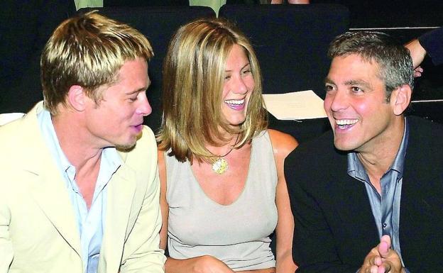 Jennifer Aniston y Brad Pitt, cuando estaban casados, posan sonrientes junto a George Clooney. 
