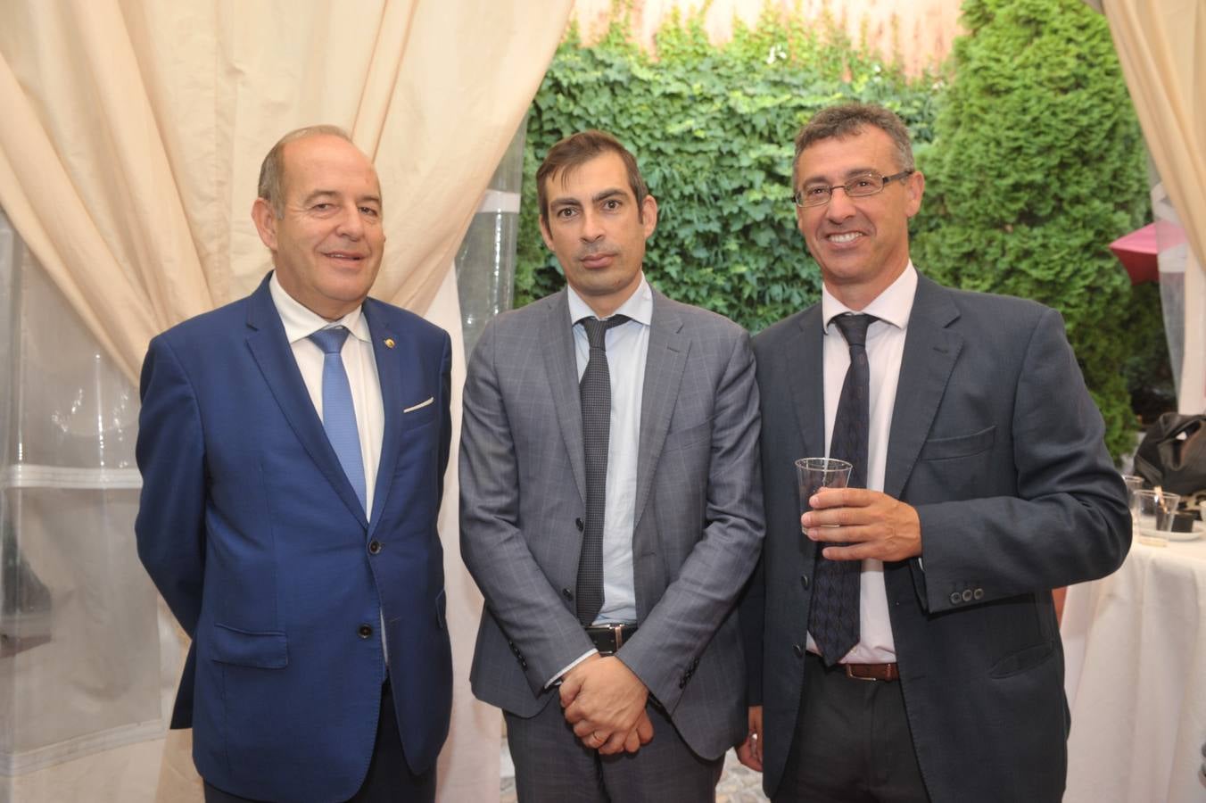 Teodoro Hernández, Trinitario Cadenas y Rafael Pascual, de Cajamar, visitaron la carpa de El Norte.