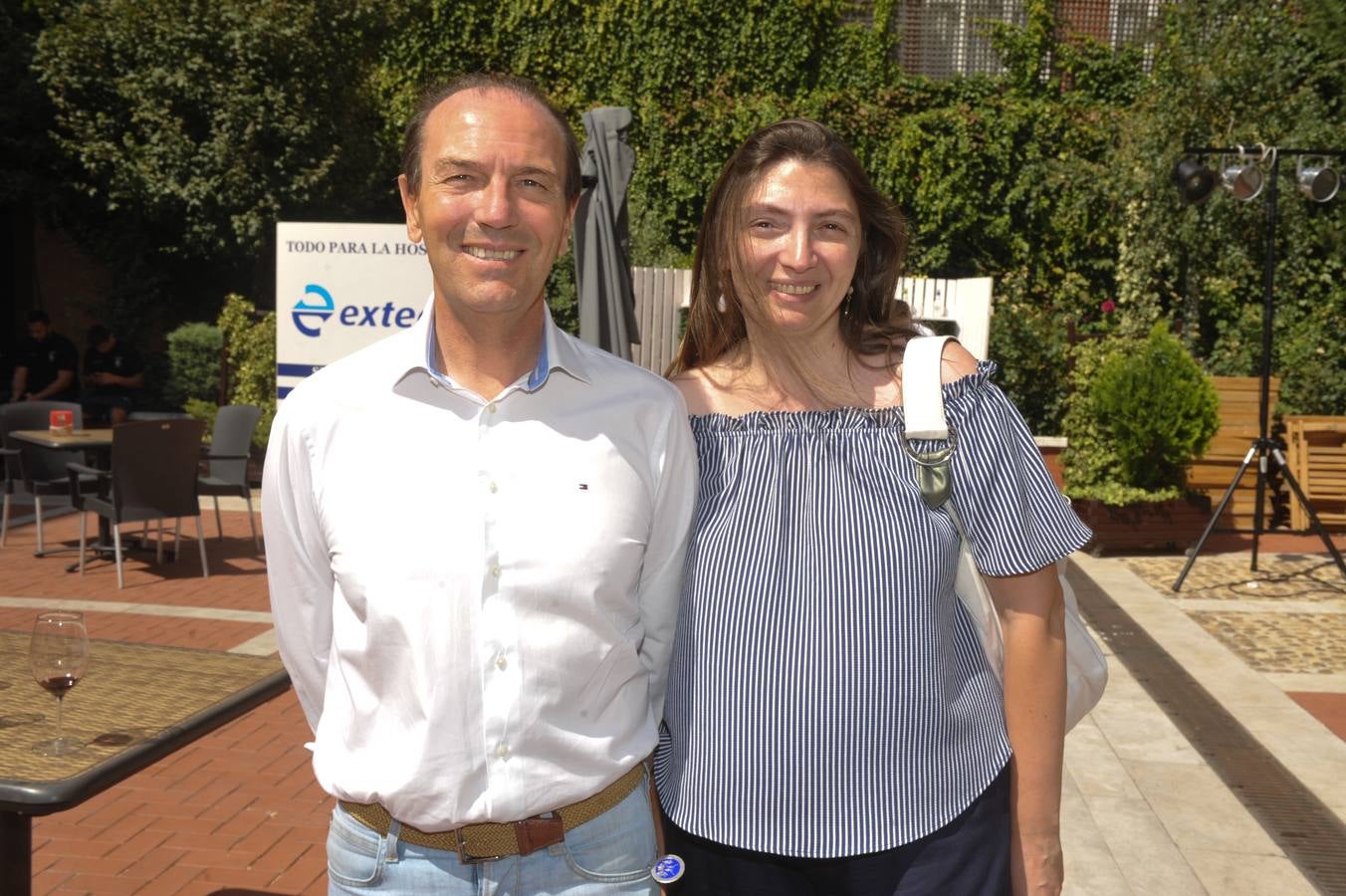 El presidente de Cruz Roja, Eduardo Sánchez, y Natalia Viloria, de prensa de la entidad.