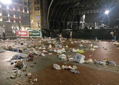 Imagen secundaria 1 - Kilos de basura después del concierto de C. Tangana en la Plaza Mayor
