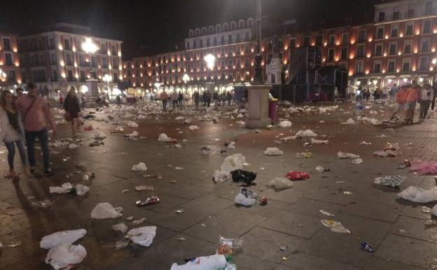 Estado en el que ha quedado la Plaza Mayor después del concierto de C. Tangana. 