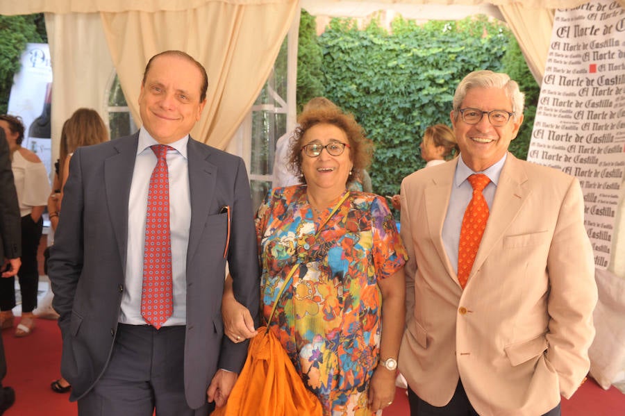 José Antonio Lobato (El Corte Inglés) con la abogada Leonor Rodríguez y Jesús Gerbolés, delColegio de Economistas.