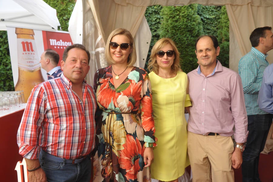Manuel Cano y Ana de Manuel, de Desguaces Cano, con Pilar Peña y Ovidio Enjuto, de Ovidio Automóviles.