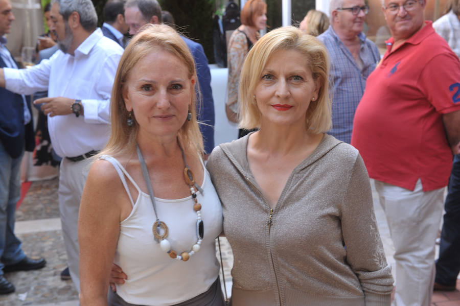 La fotógrafa de El Norte Henar Sastre con la actriz Azucena de la Fuente.