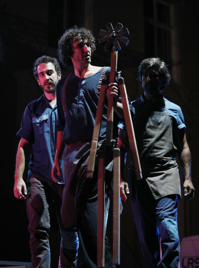 Fotos: Espectáculo de circo contemporáneo en la Plaza Mayor de Palencia