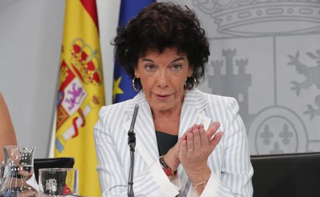 La portavoz del Gobierno, Isabel Celaá, durante la rueda de prensa posterior a la reunión del Consejo de Ministros, celebrada este viernes en La Moncloa. 