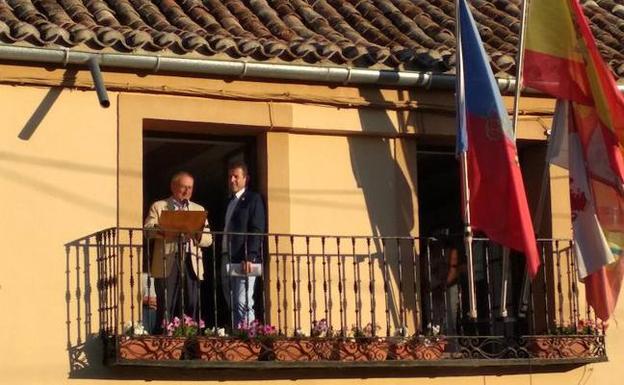 El pregonero, Emilio Álvarez Villazán, junto al alcalde del municipio, Luis Miguel Serrador.