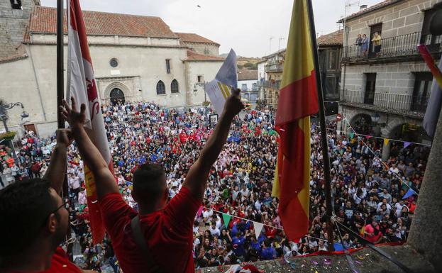 Un momento del multitudinario pregón ofrecido desde el balcón del Ayuntamiento. 