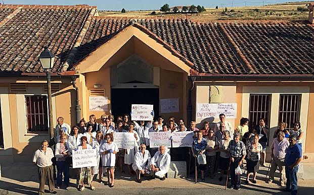 Concentración a las puertas del centro de salud de Sepúlveda contra las agresiones. 