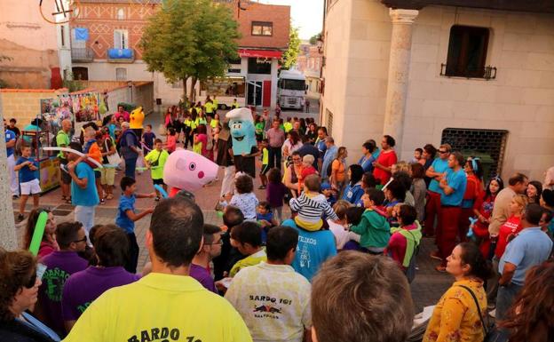 Los vecinos de Baltanás disfrutan del desfile de cabezudos.
