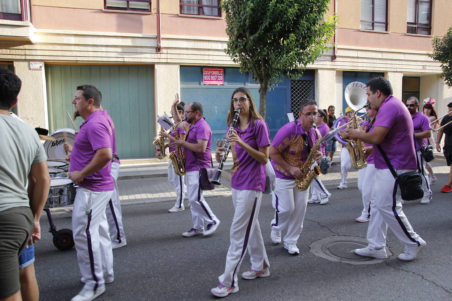 Fotos: El pregón y el desfile de peñas inauguran las fiestas de Laguna de Duero 2018