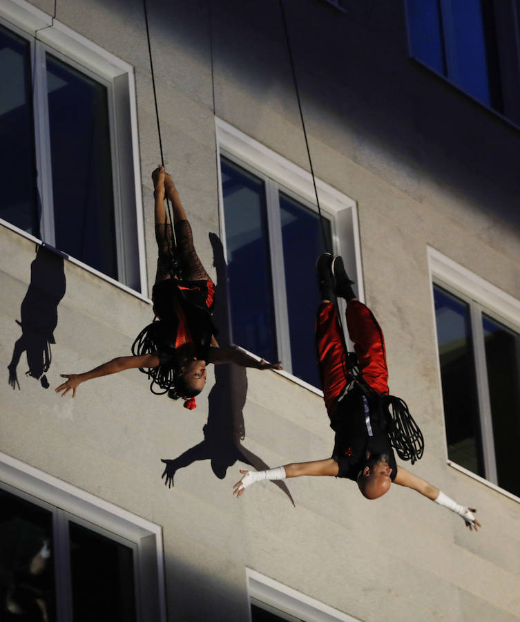 Fotos: Espectáculo de danza vertical en la plaza Pintor Caneja