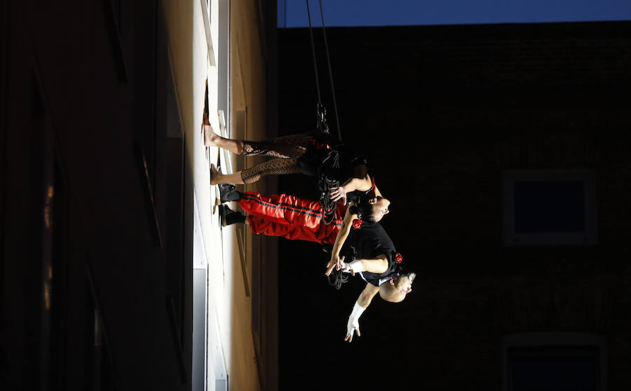 Fotos: Espectáculo de danza vertical en la plaza Pintor Caneja