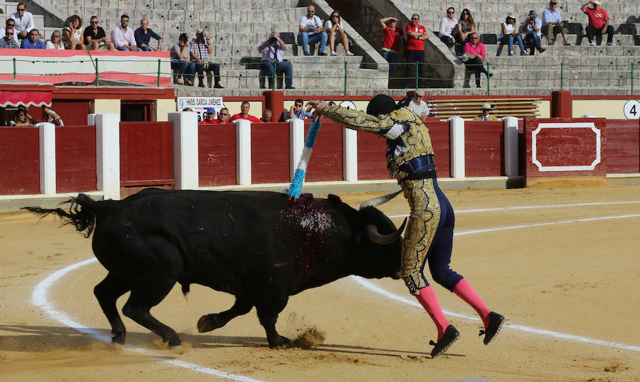 Padilla sufrió una terrible cogida, pero se repuso y abrió la Puerta Grande del coso vallisoletano acompañado de El Fandi, mientras que Ferrera cortó una oreja