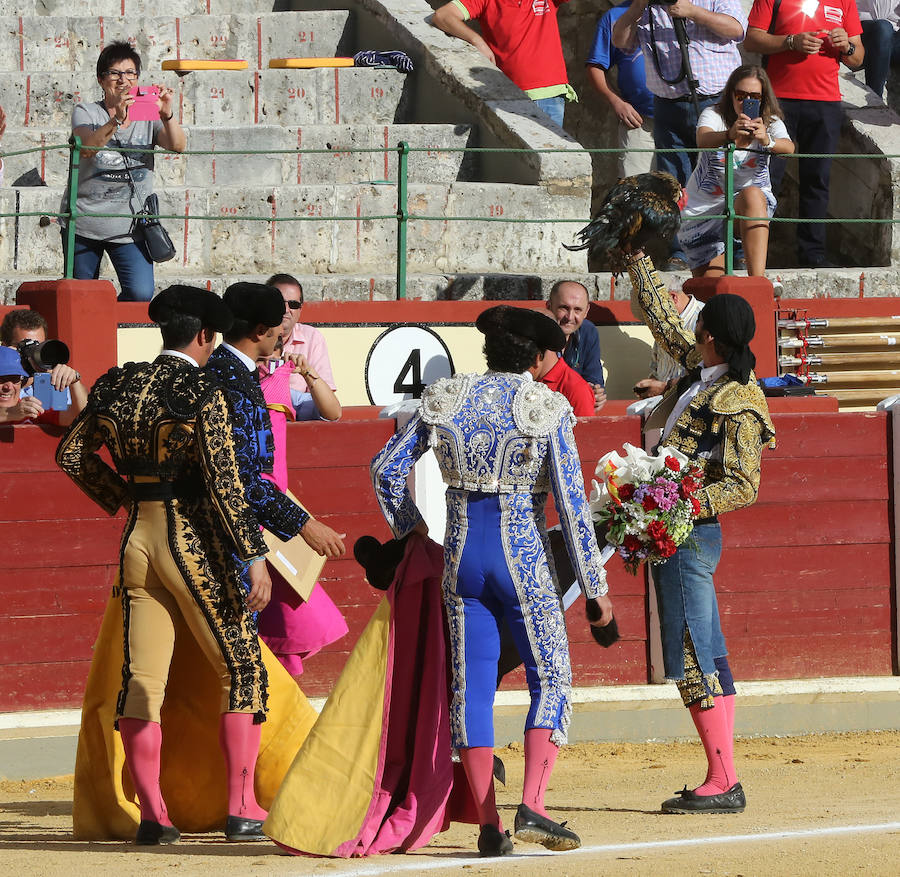 Padilla sufrió una terrible cogida, pero se repuso y abrió la Puerta Grande del coso vallisoletano acompañado de El Fandi, mientras que Ferrera cortó una oreja