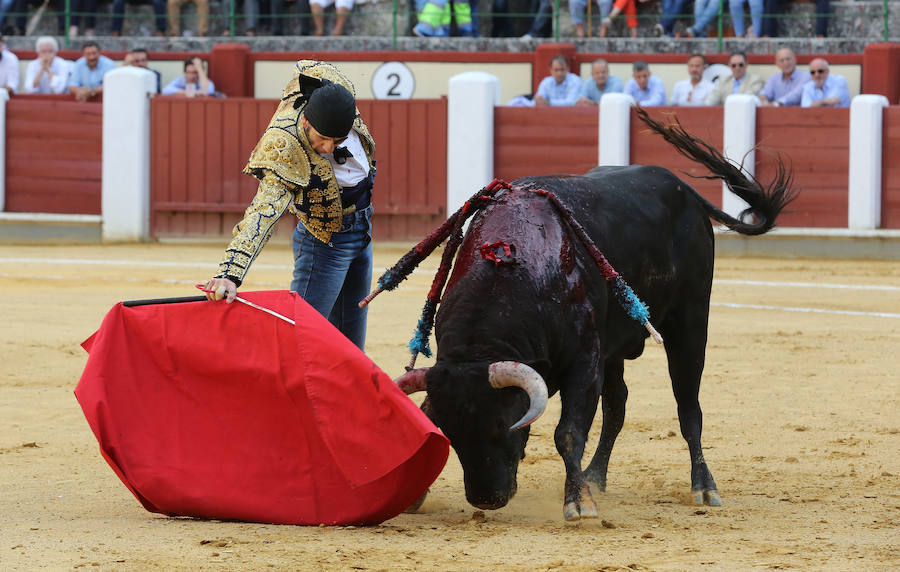 Padilla sufrió una terrible cogida, pero se repuso y abrió la Puerta Grande del coso vallisoletano acompañado de El Fandi, mientras que Ferrera cortó una oreja