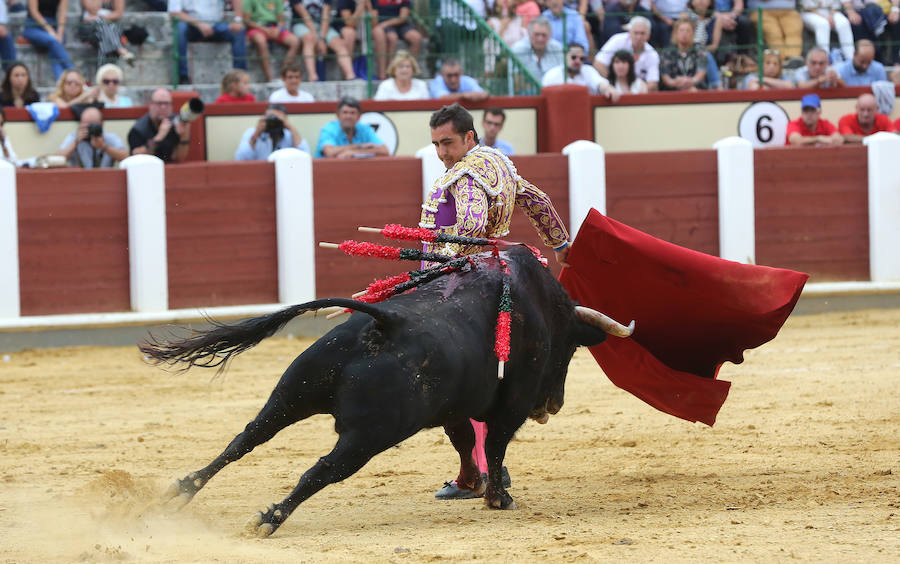 Padilla sufrió una terrible cogida, pero se repuso y abrió la Puerta Grande del coso vallisoletano acompañado de El Fandi, mientras que Ferrera cortó una oreja