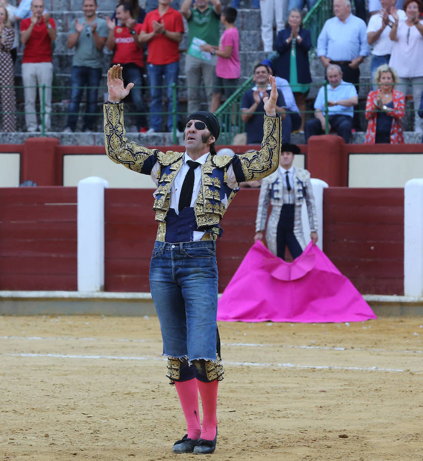 Padilla sufrió una terrible cogida, pero se repuso y abrió la Puerta Grande del coso vallisoletano acompañado de El Fandi, mientras que Ferrera cortó una oreja