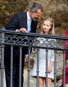 Imagen secundaria 2 - Arriba, los Reyes, junto a sus hijas, durante la misa en la Basílica. Debajo, la llegada de la Familia Real al Real Sitio de Covadonga.