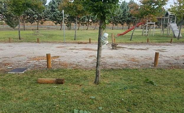 Los autores arrancaron varios elementos de madera del parque iscariense. 