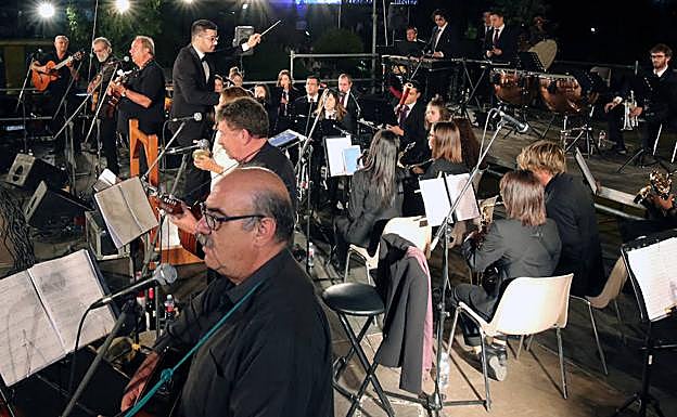 Los músicos de ambas formaciones, durante la actuación en Nueva Segovia