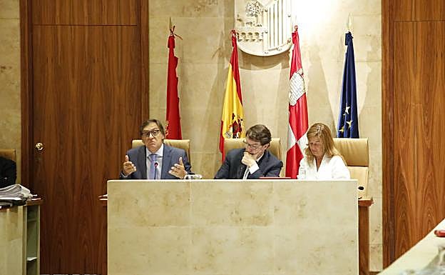 García Carbayo replica a los ediles de la oposicion mientras Mañueco y Sánchez Bellota esuchan sus argumentaciones. 