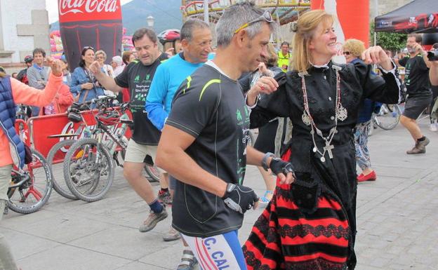 Un participante de la marcha cicloturista Respingona Bike baila junto a una segoviana la jota típica de El Espinar. 