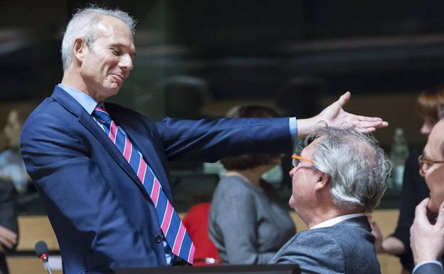 David Lidington (izq), conversa con el ministro de Exteriores luxemburgués, Jean Asselborn. 