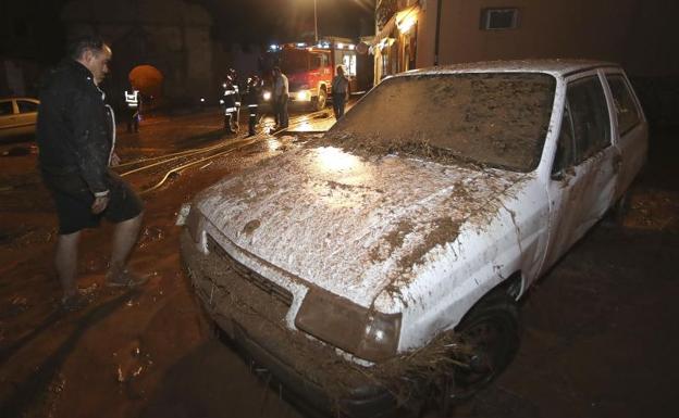 Las fuertes tormentas han producido el desbordamiento del río Jalón a su paso por la localidad soriana de Santa María de Huerta.