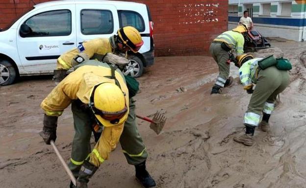 Efectivos de Infocam trabajan tras la lluvia caída en Cebolla.