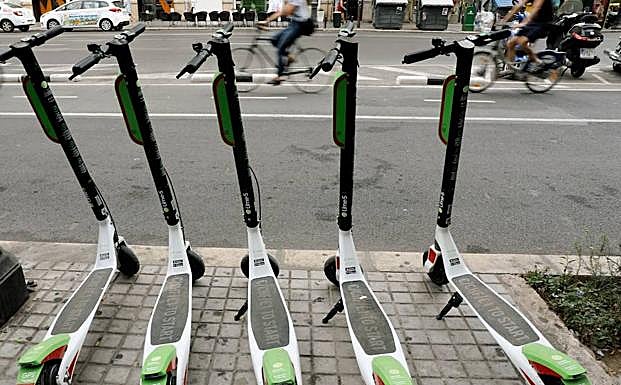 Varios patines eléctricos en Valencia.